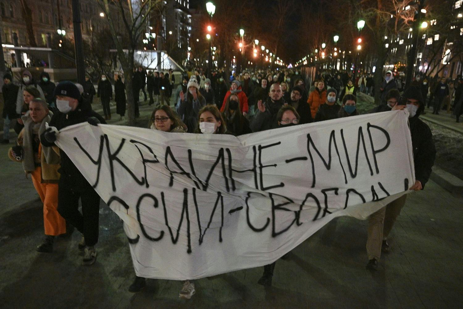 Solidarity with Ukrainian resistance and Russian anti-war protestors 