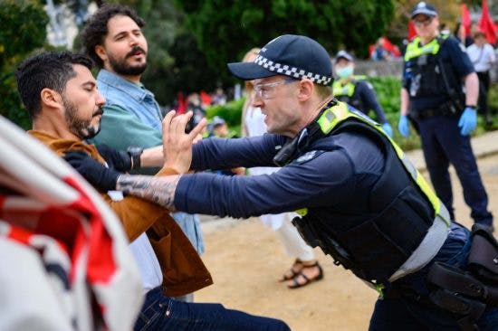 Melbourne rally defies police to stand up for Park Hotel refugees