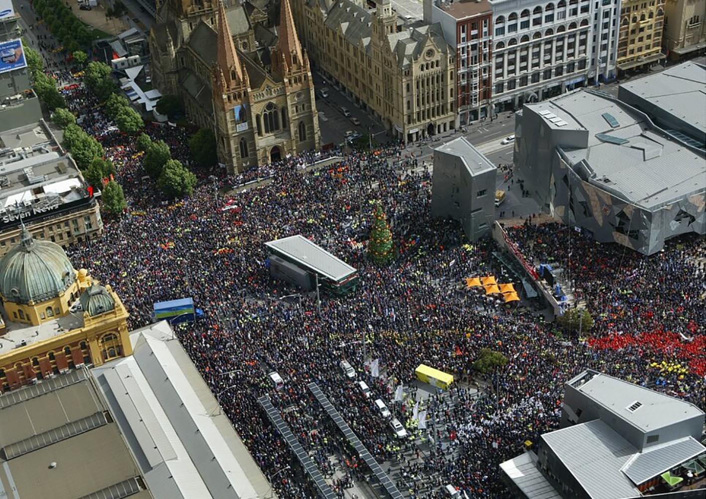 Arial view of the crowd at a rally against WorkChoices in November 2005