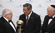 Indonesian President Susilo Bambang Yudhoyono is presented with the World Statesman Award by former US Secretary of State Henry Kissinger on May 30 in New York. Indonesian President Susilo Bambang Yudhoyono is presented with the World Statesman Award by former US Secretary of State Henry Kissinger on May 30 in New York.